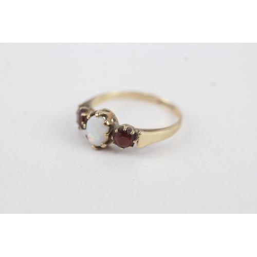 46 - 9ct gold garnet & opal three stone ring (1.5g) Size  L