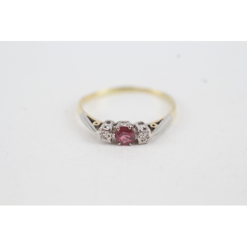 49 - 18ct gold diamond & ruby three stone ring (1.6g) Size  Q