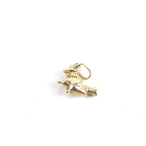 50 - 9ct gold vintage witch on broomstick charm (0.8g)