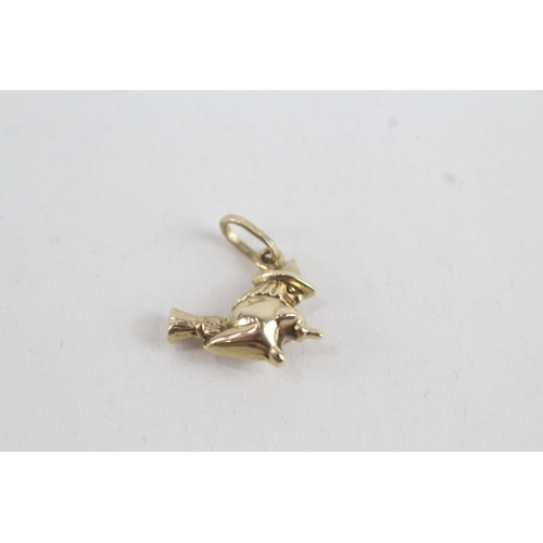 50 - 9ct gold vintage witch on broomstick charm (0.8g)