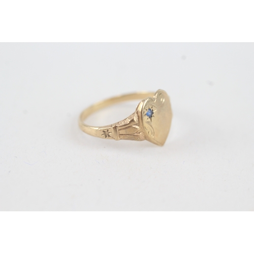 53 - 9ct gold heart signet ring with sapphire paste highlight (1.9g) Size  K