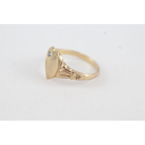 53 - 9ct gold heart signet ring with sapphire paste highlight (1.9g) Size  K