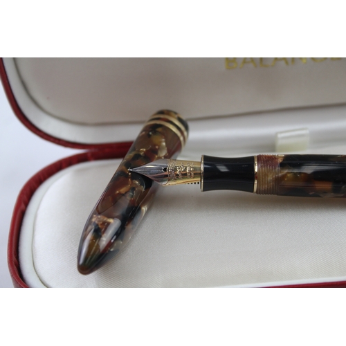 539 - Sheaffer Balance Brown Resin Fountain Pen w/ 18ct Feather Touch Gold Nib WRITING