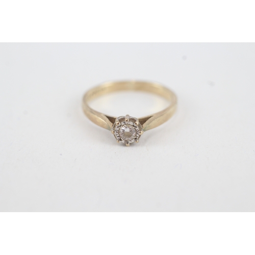 63 - 9ct gold illusion set round brilliant diamond single stone ring (1.9g) Size  M