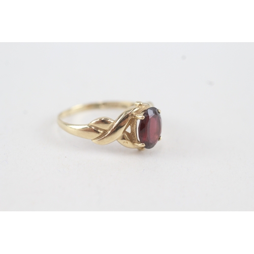 69 - 9ct gold garnet single stone ring (1.9g) Size  O