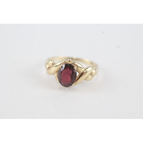 69 - 9ct gold garnet single stone ring (1.9g) Size  O