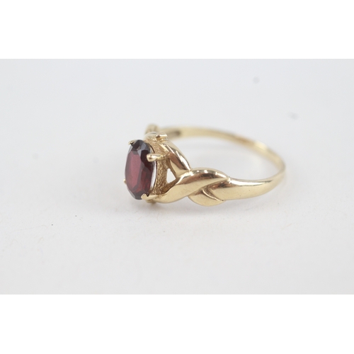 69 - 9ct gold garnet single stone ring (1.9g) Size  O