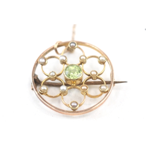 8 - 9ct gold antique peridot & seed pearl openwork round brooch (3.4g)