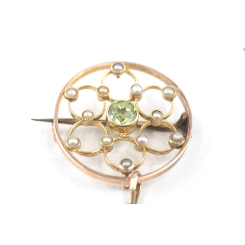 8 - 9ct gold antique peridot & seed pearl openwork round brooch (3.4g)