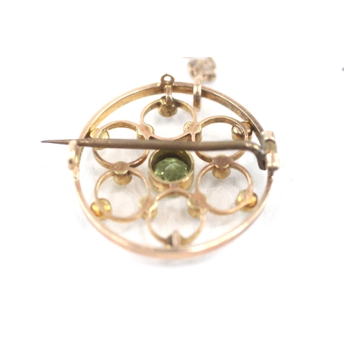 8 - 9ct gold antique peridot & seed pearl openwork round brooch (3.4g)