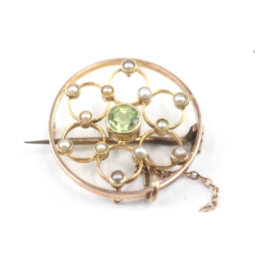 8 - 9ct gold antique peridot & seed pearl openwork round brooch (3.4g)