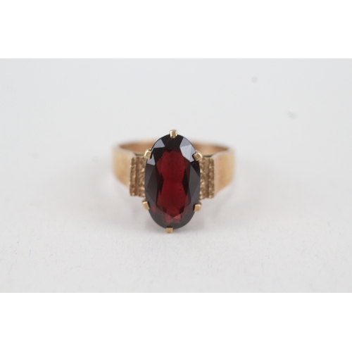 84 - 9ct gold oval garnet single stone ring (4.7g) Size  O