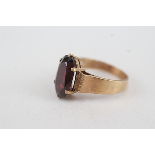 84 - 9ct gold oval garnet single stone ring (4.7g) Size  O