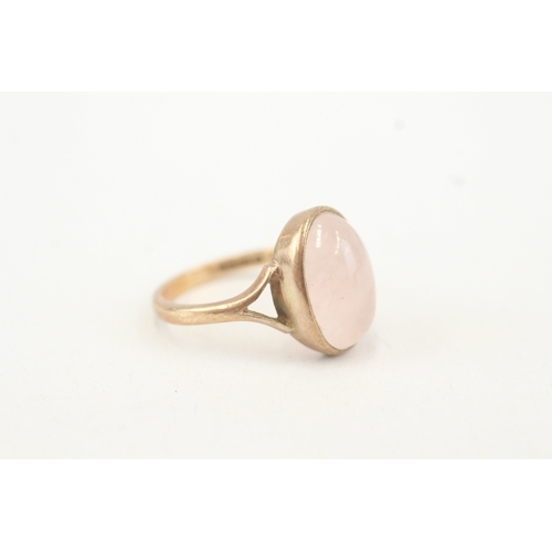 85 - 9ct gold oval cabochon rose quartz single stone ring (3g) Size  M