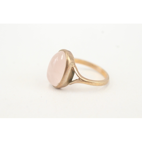 85 - 9ct gold oval cabochon rose quartz single stone ring (3g) Size  M