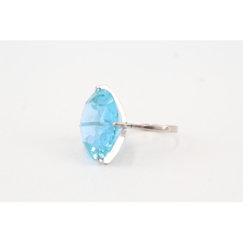 86 - 9ct white gold blue gemstone cocktail ring (4.3g) Size  J