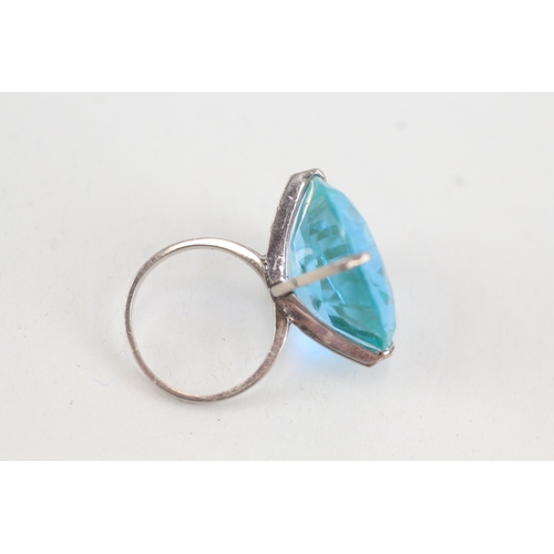 86 - 9ct white gold blue gemstone cocktail ring (4.3g) Size  J