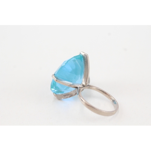 86 - 9ct white gold blue gemstone cocktail ring (4.3g) Size  J