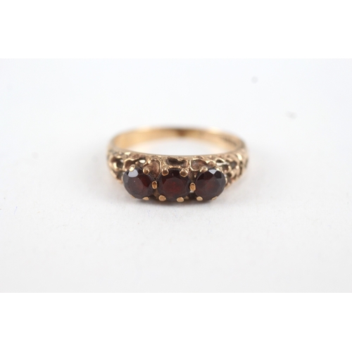 94 - 9ct gold garnet three stone ring (2.5g) Size  O