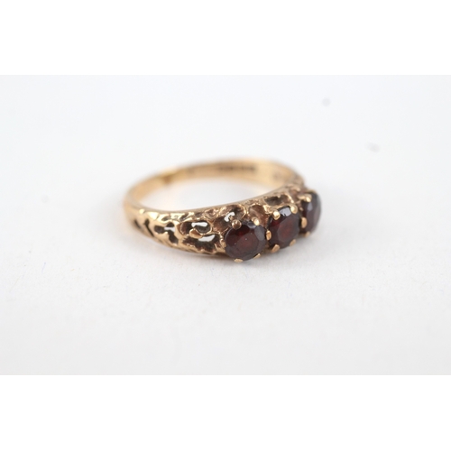 94 - 9ct gold garnet three stone ring (2.5g) Size  O