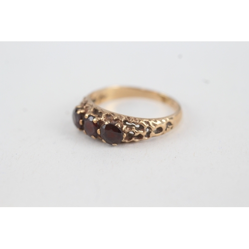 94 - 9ct gold garnet three stone ring (2.5g) Size  O