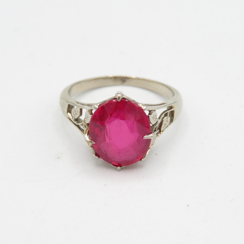 103 - 9ct gold pink gemstone dress ring with foliate patterned shoulders (3.2g) Size  N 1/2