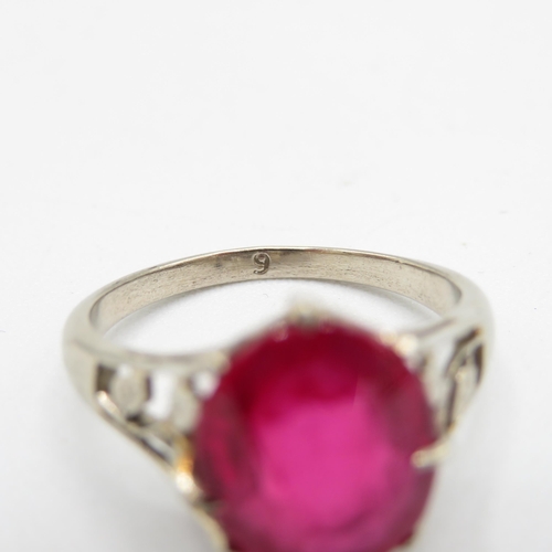 103 - 9ct gold pink gemstone dress ring with foliate patterned shoulders (3.2g) Size  N 1/2