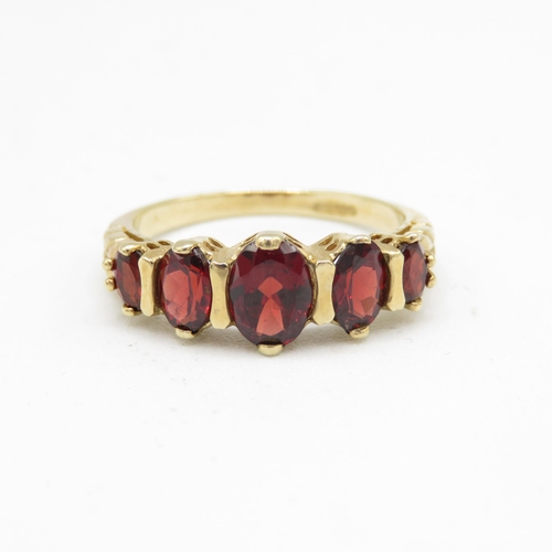 115 - 9ct gold garnet five stone ring (3.3g) Size  Q