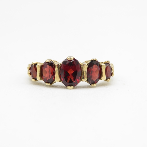 115 - 9ct gold garnet five stone ring (3.3g) Size  Q