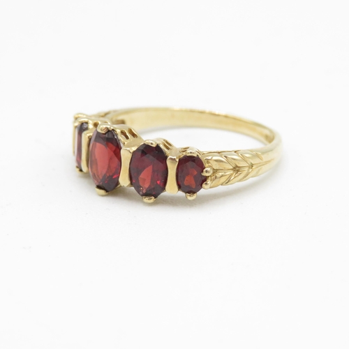 115 - 9ct gold garnet five stone ring (3.3g) Size  Q