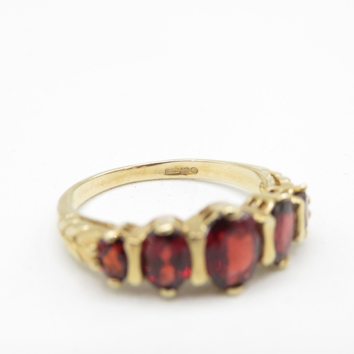 115 - 9ct gold garnet five stone ring (3.3g) Size  Q