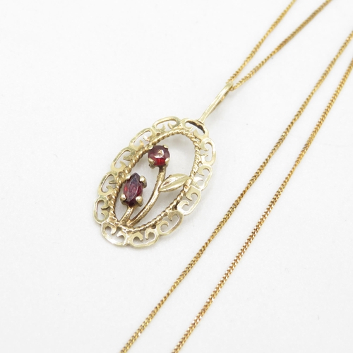 127 - 9ct gold garnet foliate pendant necklace (1.1g)