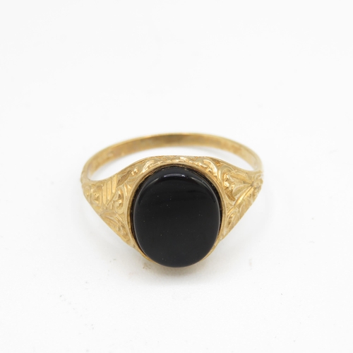 142 - 9ct gold oval onyx signet ring (2.6g) Size  V