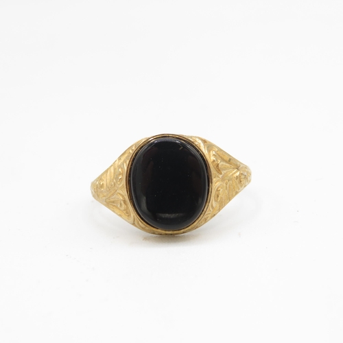 142 - 9ct gold oval onyx signet ring (2.6g) Size  V