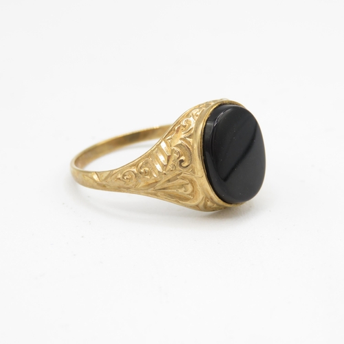 142 - 9ct gold oval onyx signet ring (2.6g) Size  V