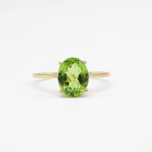 161 - 9ct gold peridot single stone ring (1.9g) Size  R