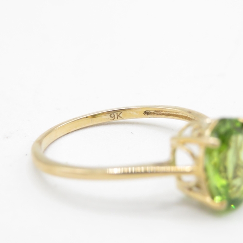 161 - 9ct gold peridot single stone ring (1.9g) Size  R