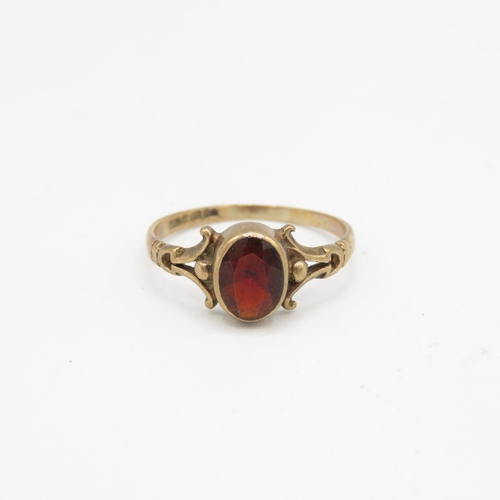 167 - 9ct gold garnet single stone ring (1.3g) Size  J 1/2