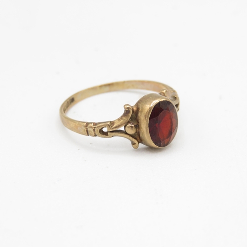 167 - 9ct gold garnet single stone ring (1.3g) Size  J 1/2