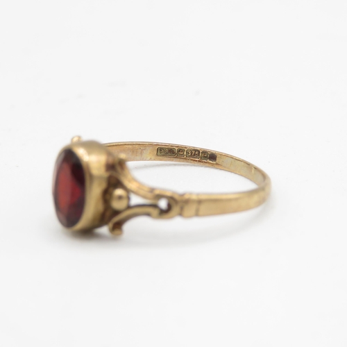 167 - 9ct gold garnet single stone ring (1.3g) Size  J 1/2