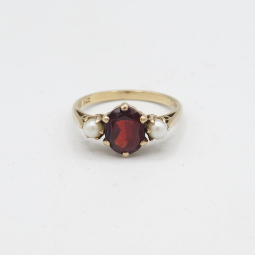 99 - 9ct gold vintage garnet & cultured pearl three stone ring (2.4g) Size  M