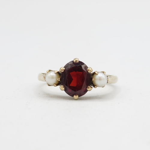 99 - 9ct gold vintage garnet & cultured pearl three stone ring (2.4g) Size  M