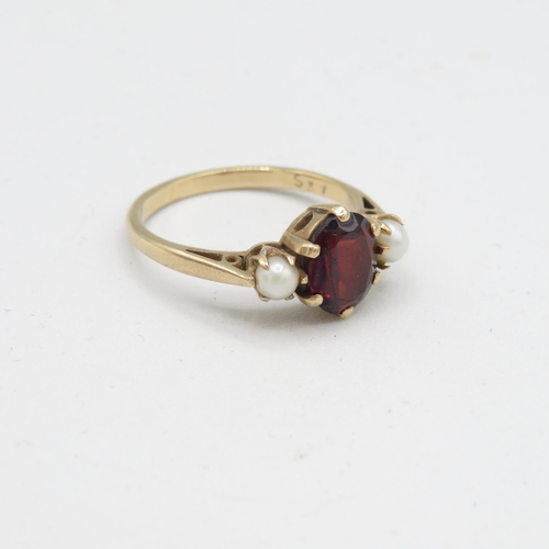 99 - 9ct gold vintage garnet & cultured pearl three stone ring (2.4g) Size  M