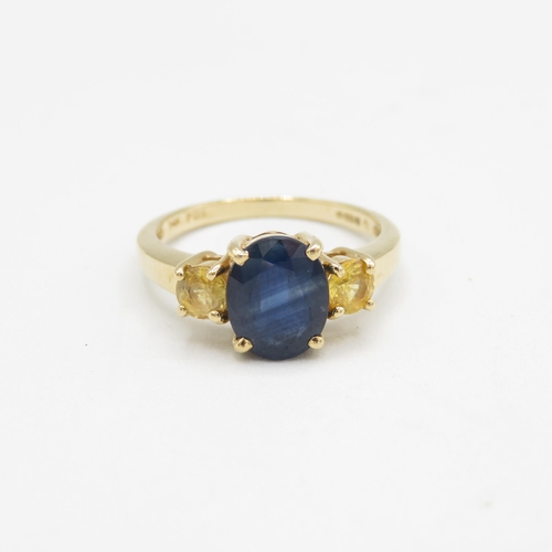 195 - 14ct gold oval cut sapphire & yellow sapphire three stone ring, claw set (3.2g) Size  M 1/2