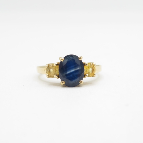 195 - 14ct gold oval cut sapphire & yellow sapphire three stone ring, claw set (3.2g) Size  M 1/2