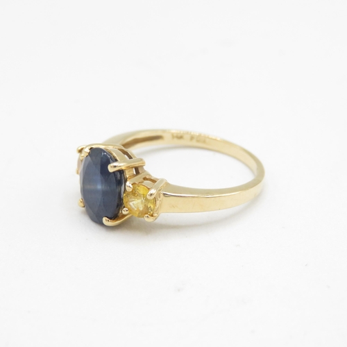 195 - 14ct gold oval cut sapphire & yellow sapphire three stone ring, claw set (3.2g) Size  M 1/2