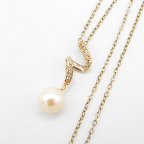 200 - 9ct gold cultured pearl & cubic zirconia drop pendant necklace (2.8g)