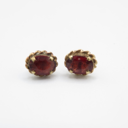 271 - 9ct gold garnet stud earrings with scroll backs (1.3g)