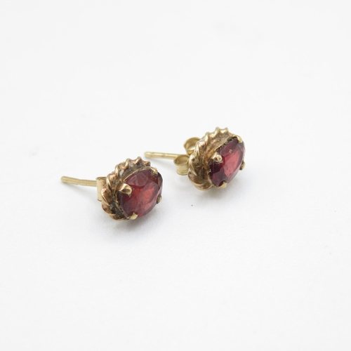 271 - 9ct gold garnet stud earrings with scroll backs (1.3g)