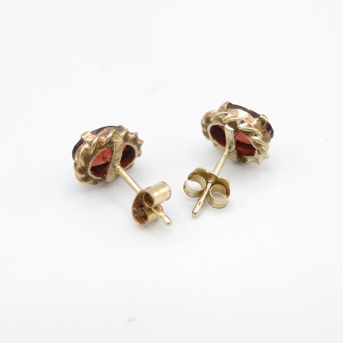 271 - 9ct gold garnet stud earrings with scroll backs (1.3g)